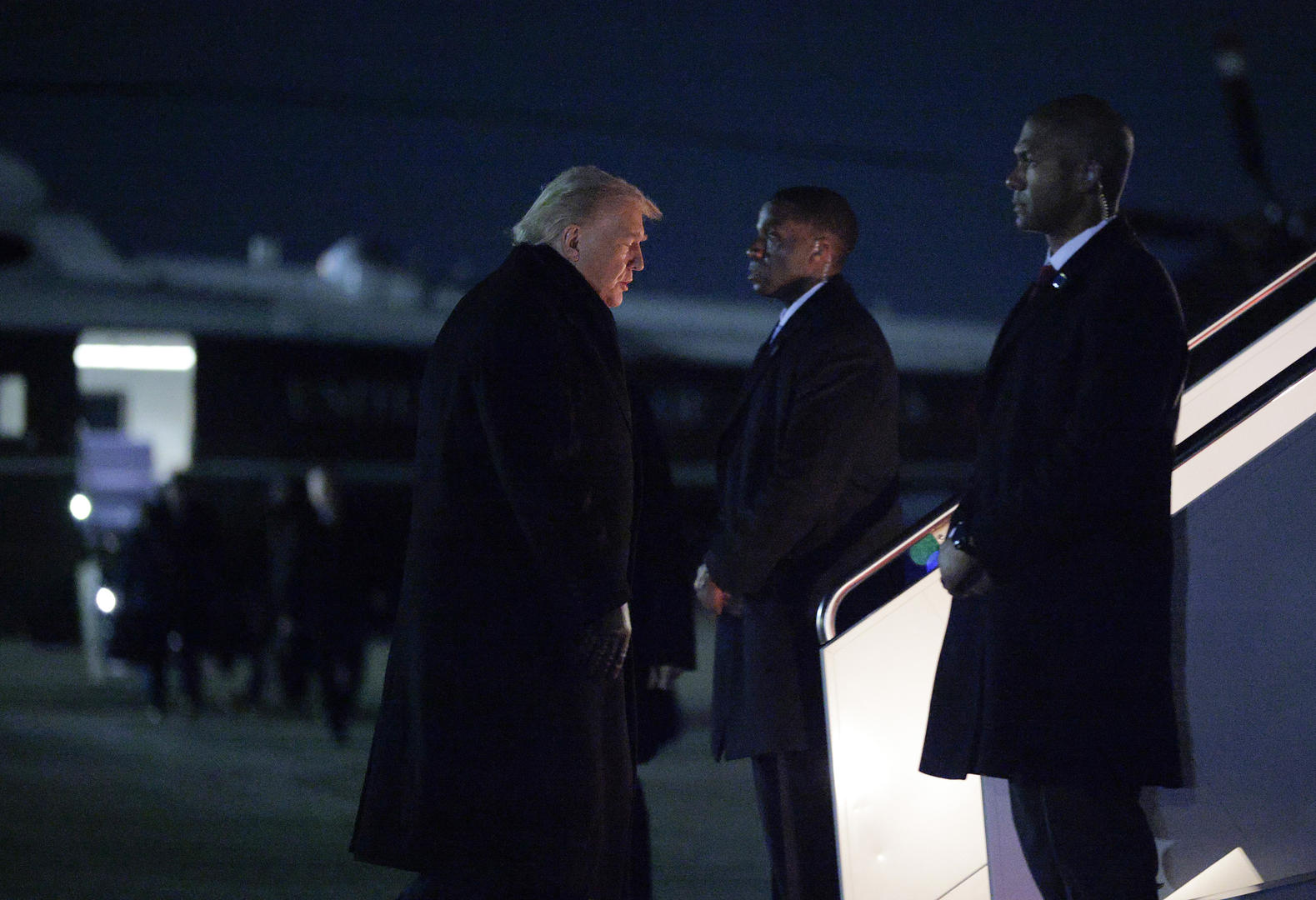 ▲当地时间2026年1月20日，美国总统唐纳德·特朗普登上空军一号 图据视觉中国