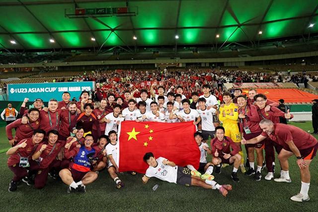 中国U23男足全体队员合影留念，庆祝晋级决赛。图/视觉中国