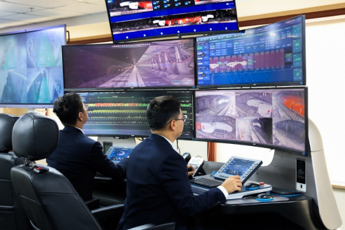 图为大柳塔煤矿综采六队煤机司机正在集控室内远程智能割煤