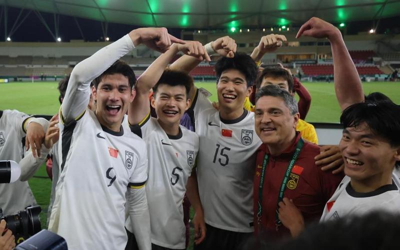 ▲1月20日，中国队球员在比赛后与主教练安东尼奥（右二）合影。图/新华社