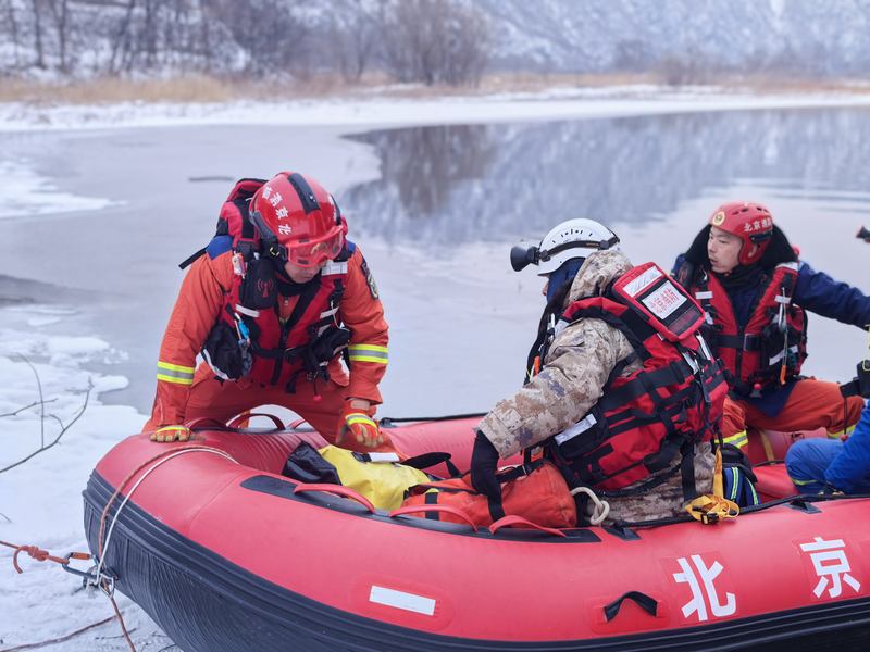 担架救人怎么使用北京门头沟消防42小时连续“雪”战，救出15名登山被困者_https://www.jmylbn.com_新闻资讯_第3张