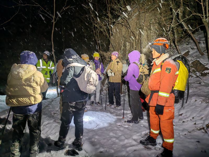 担架救人怎么使用北京门头沟消防42小时连续“雪”战，救出15名登山被困者_https://www.jmylbn.com_新闻资讯_第1张