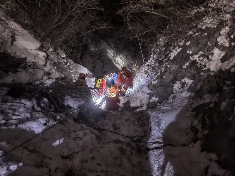 担架救人怎么使用北京门头沟消防42小时连续“雪”战，救出15名登山被困者_https://www.jmylbn.com_新闻资讯_第2张