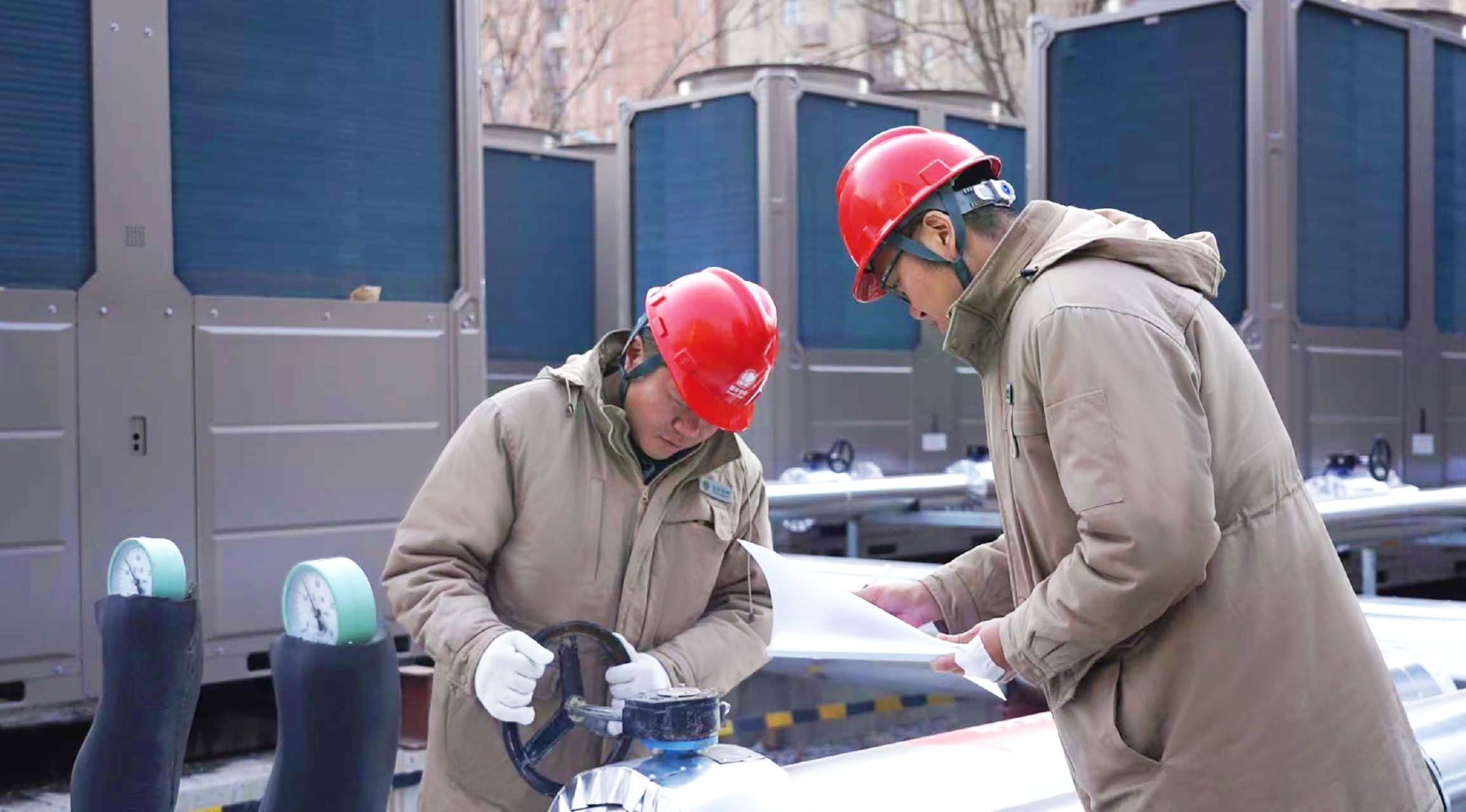 工作人员在对供热设备进行巡检。资料照片