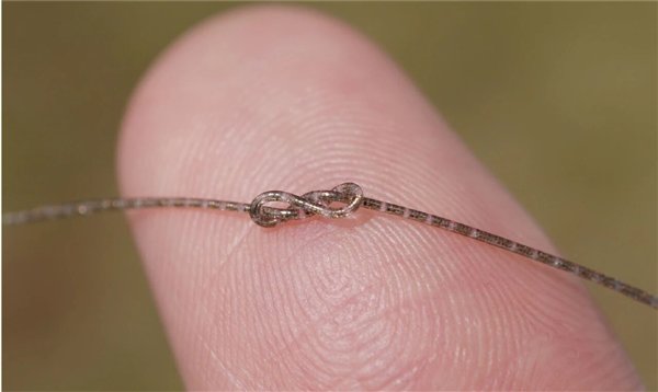 柔软的“纤维芯片”在手指上打结照片