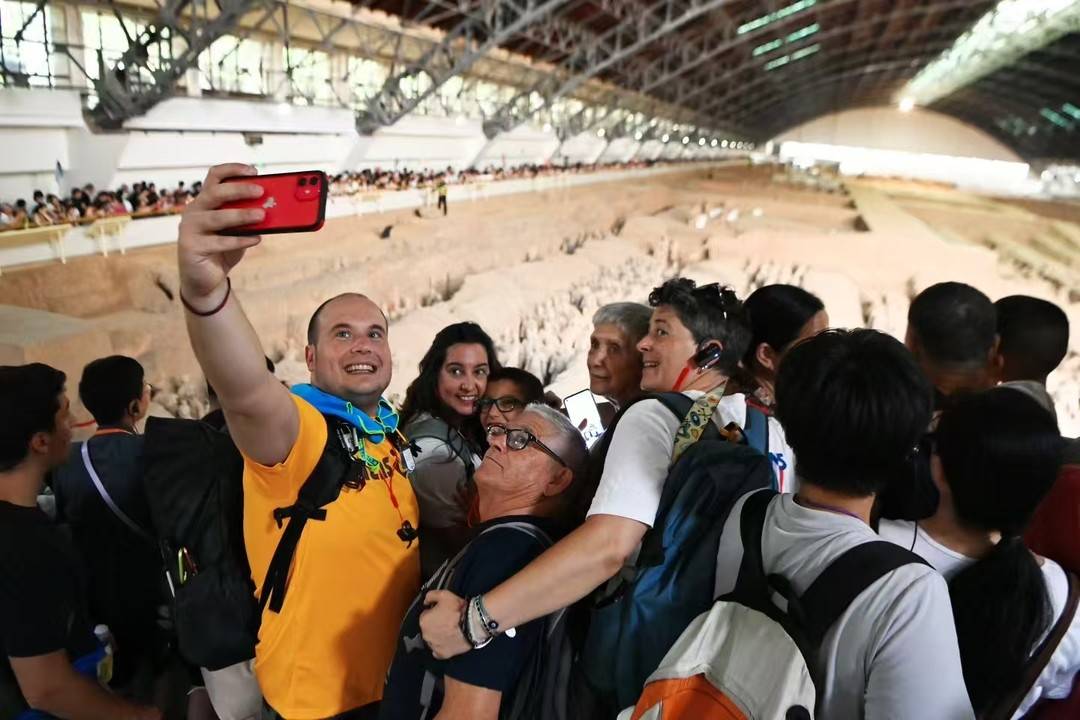 讲解员带领海外游客游览秦始皇陵