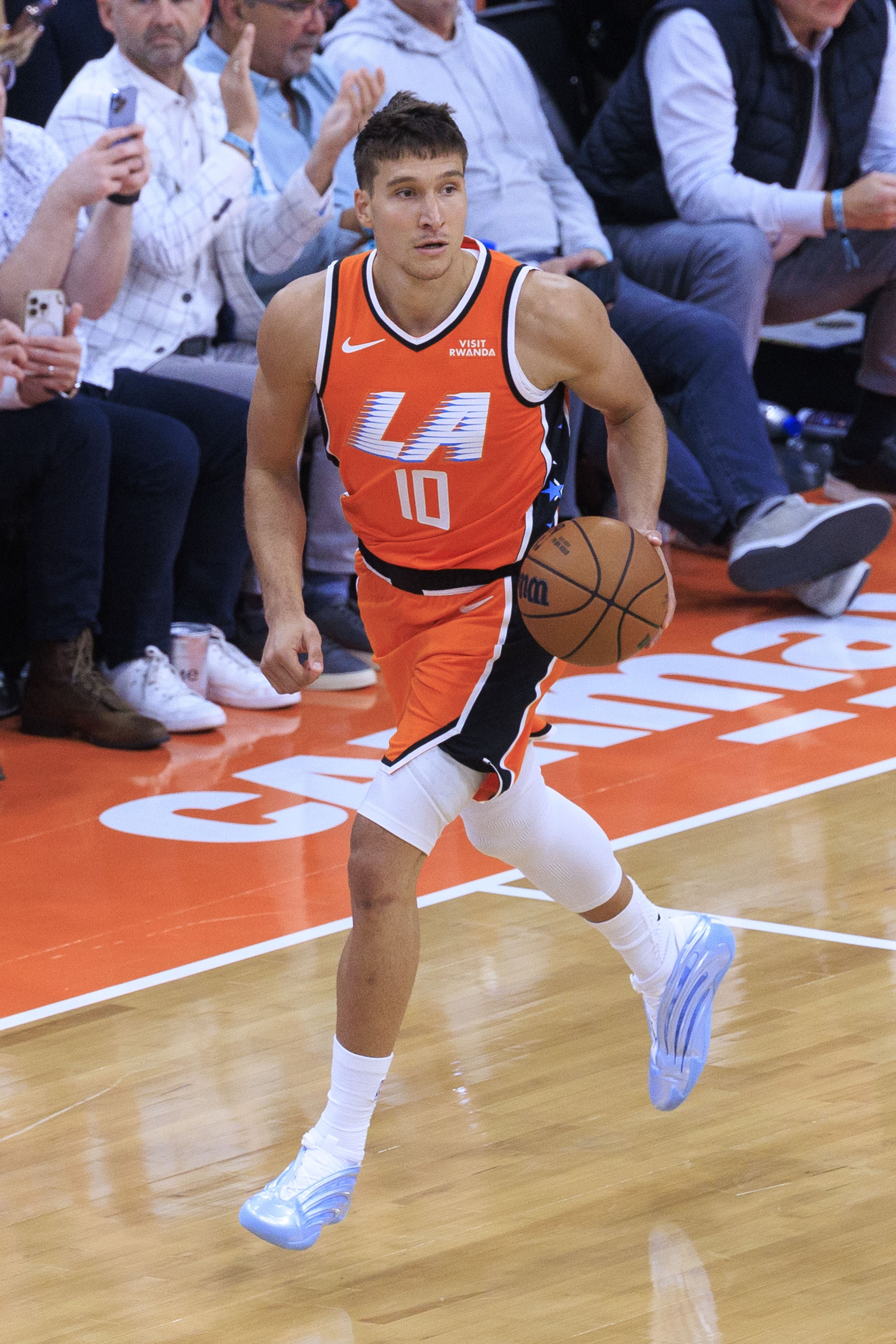 美记：快船愿意送走博格丹 想换一位能提升轮换实力的球员