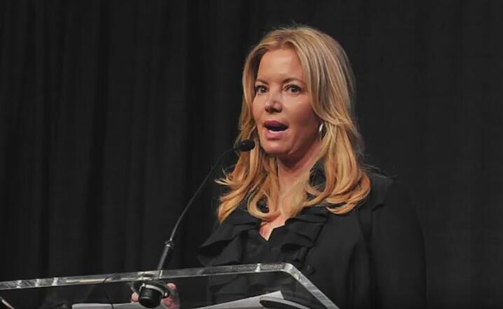 珍妮曾当面告诉后妈生的弟弟：根据老爸的承诺 你根本不该出生