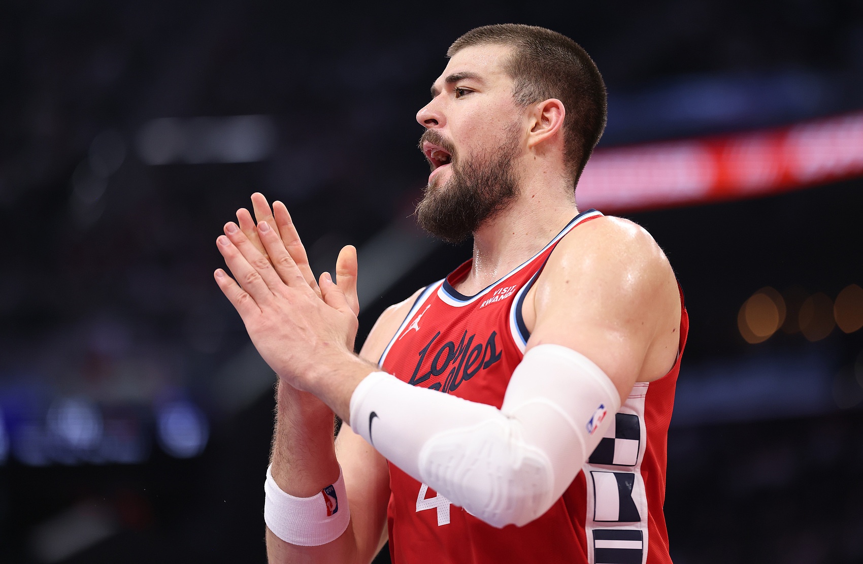 队记曝祖巴茨收到的交易报价：一个无保护首轮+一个选秀权互换