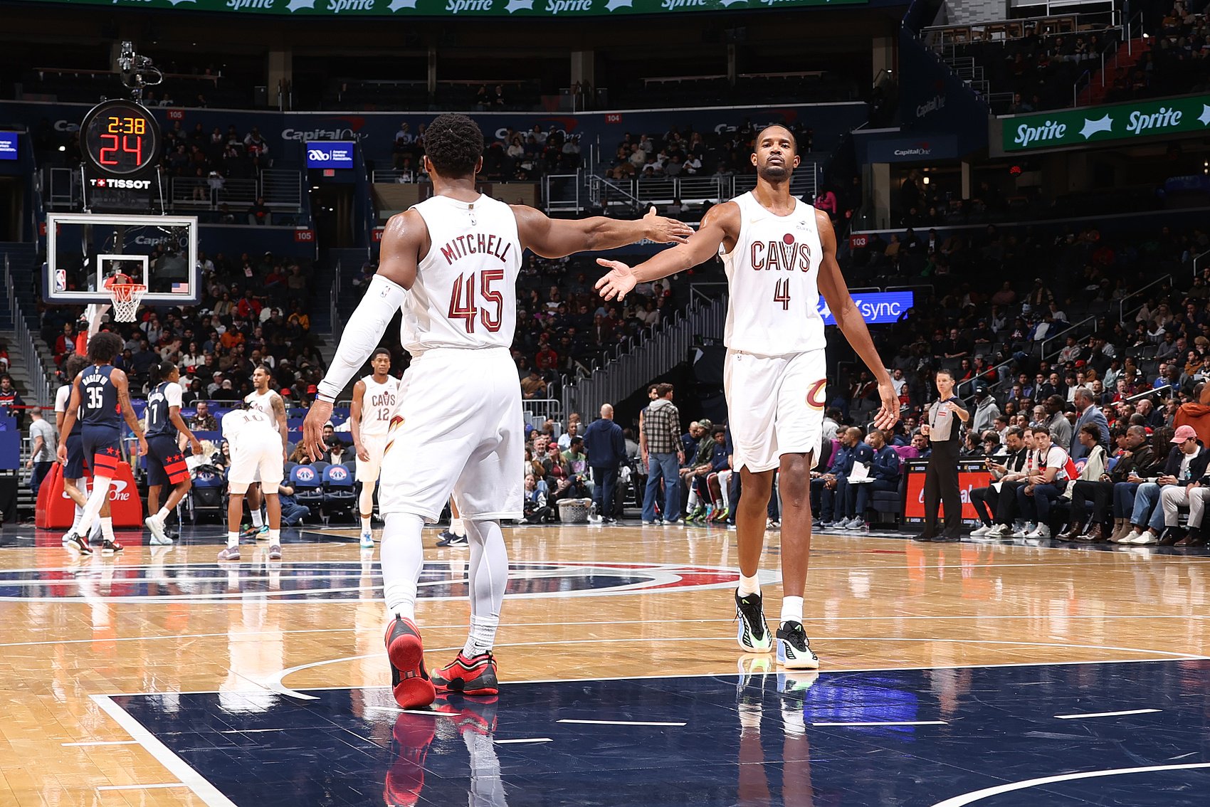 齐发力！半场莫布里11中6砍13分11板 米切尔11中5拿14分3助