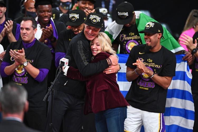 ESPN：珍妮将佩林卡&兰比斯等朋友视作家人 把亲生兄妹视作敌人