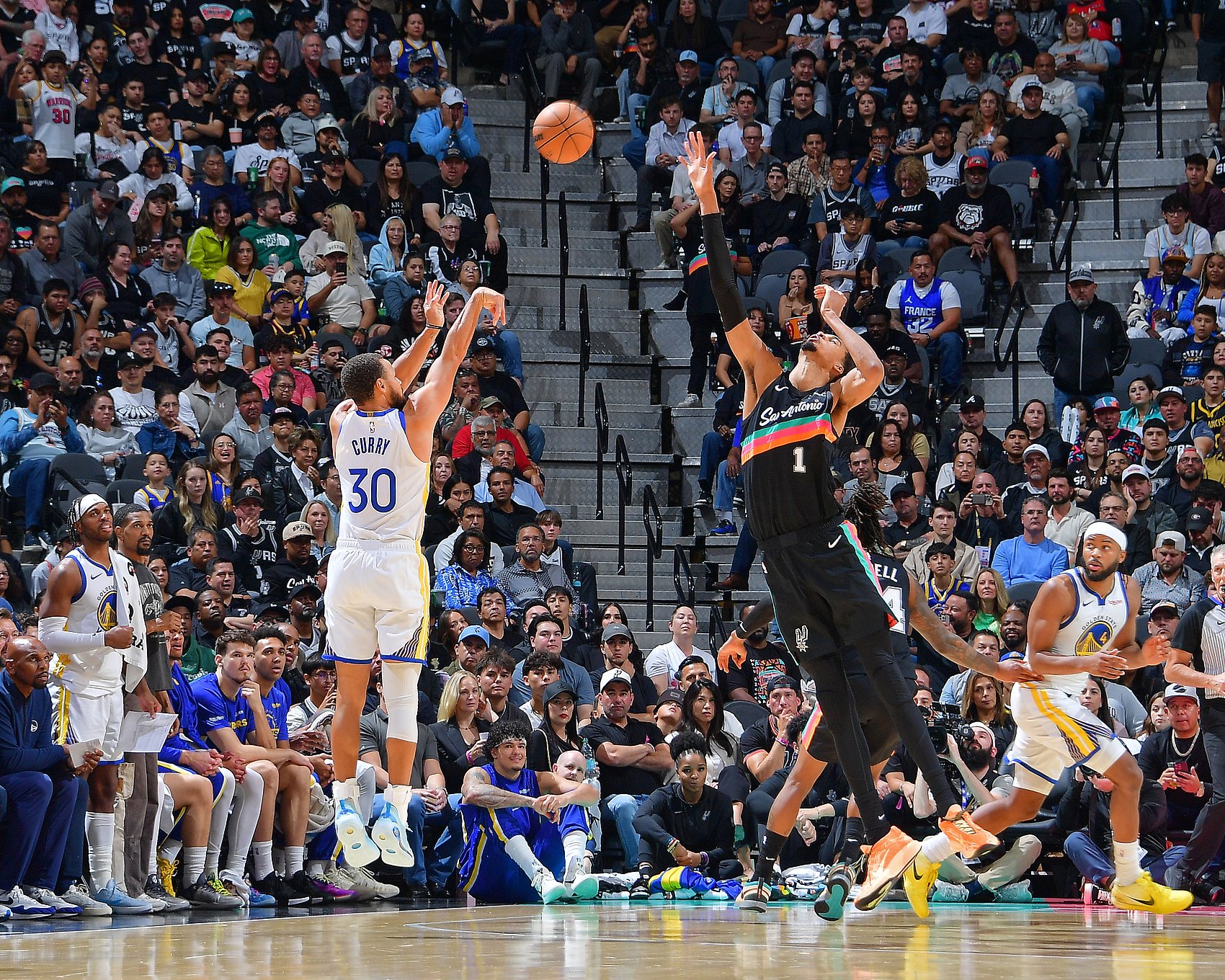 巴特勒报销勇士梦碎！美媒建议库里联手文班 福克斯&索汉等成筹码