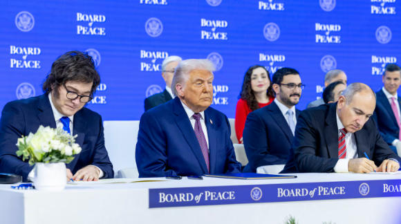 79岁的特朗普生气了，达沃斯后，狂发80条帖子…