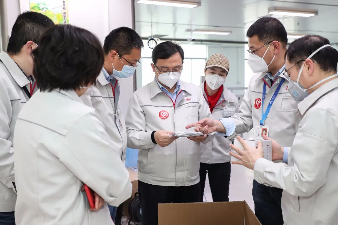 （王传福在一线与员工交流）