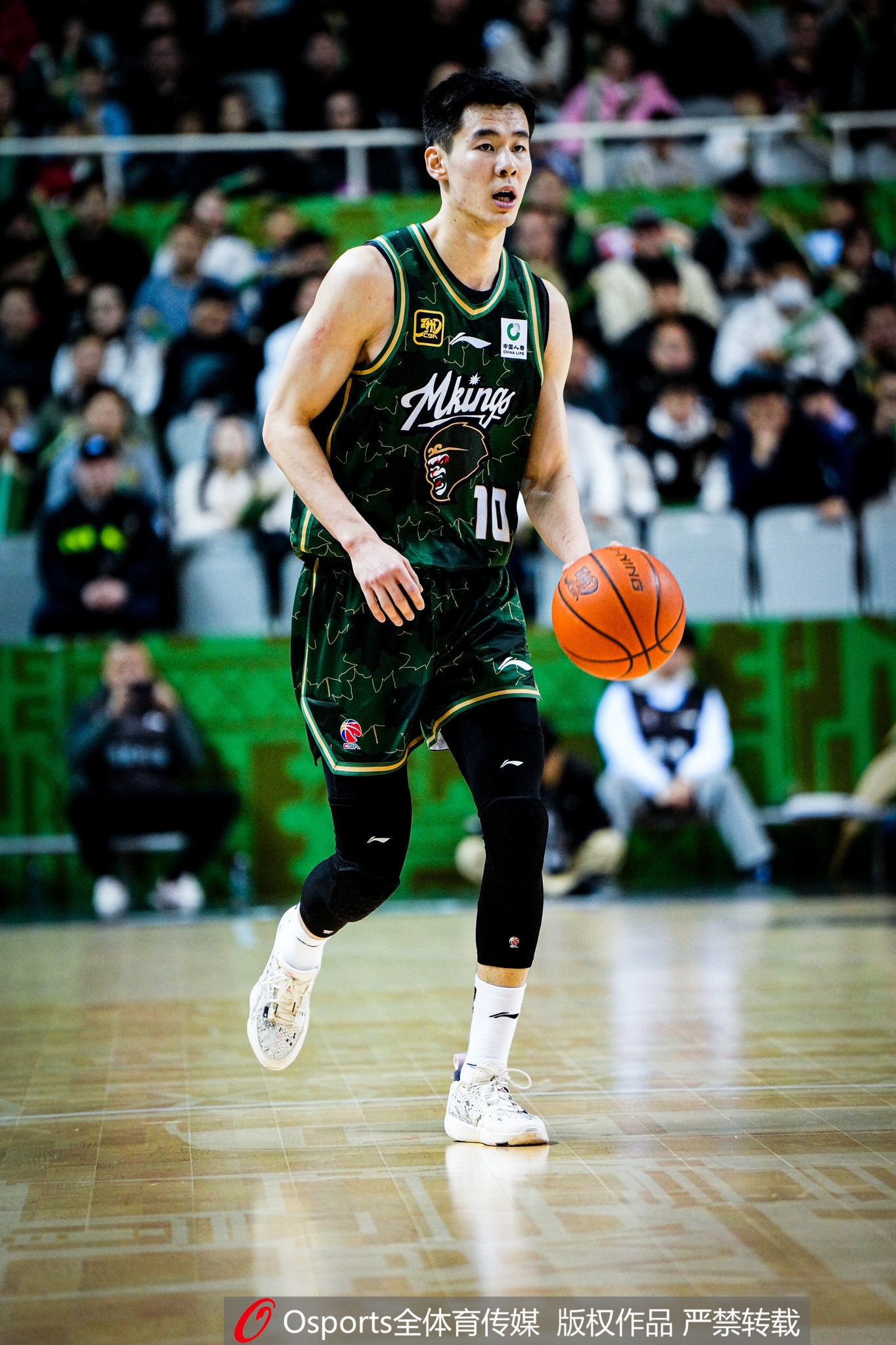 次节轰了4记三分球！郭昊文半场9中6砍下17分3板2助