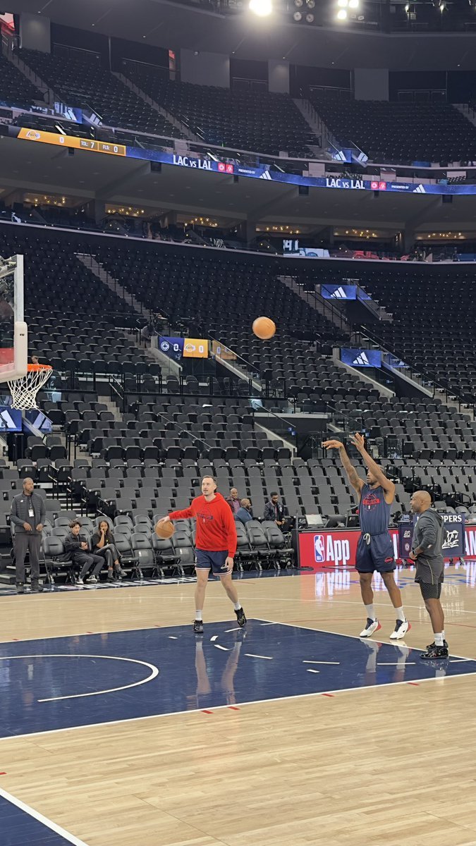 此前已缺席3场！伦纳德进行赛前热身 结束后决定是否出战湖人！