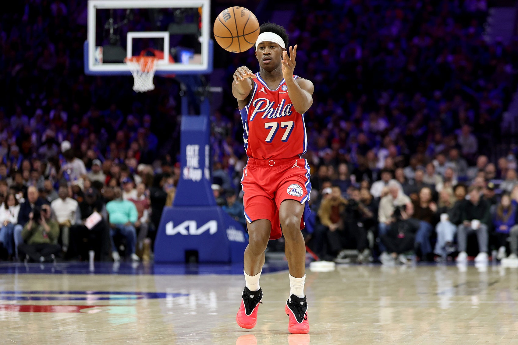 攻防表现不错！埃奇库姆半场出战19分钟 拿到7分2板3助2断