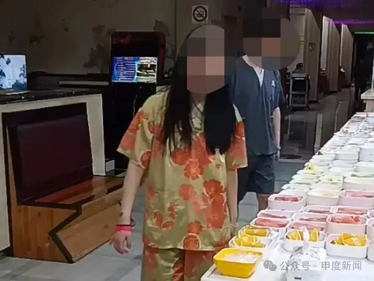 ▲汤来汤温泉将顾客的容貌暴露在直播间中  