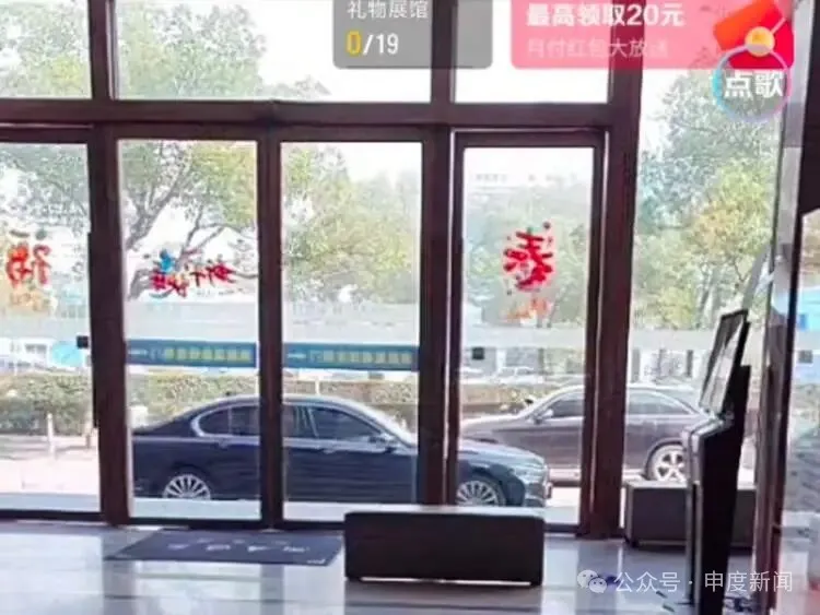 ▲澜庭温泉（松江店）将直播镜头架设在大厅中  