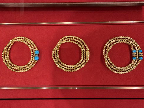 上海某金店的金饰产物 本报记者 黄一灵 摄