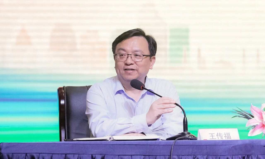 （作为应届生培训第一节课的主讲人，王传福参加比亚迪明日之星训练营） 