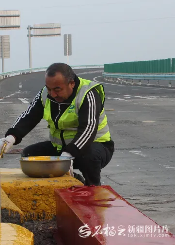 工作中的吾斯曼江（资料图片）。图片由本人提供