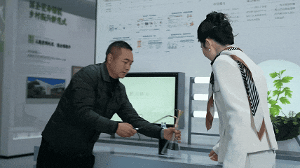凉山高原艾王生物科技有限公司党支部副书记、总经理阿约克布向主持人介绍蓝色精油