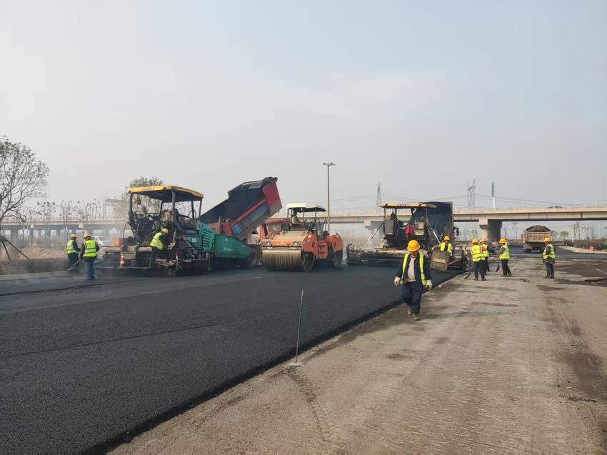 鄂州梧桐湖新区五条道路沥青摊铺全部完成