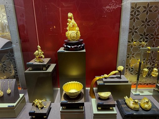 　　上海某金店的黄金产物&nbsp;本报记者&nbsp;乔翔&nbsp;摄