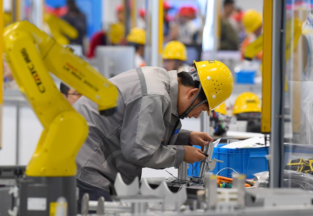 2025年9月20日，在河南郑州举行的第三届全国技能大赛上，选手在机器人系统集成项目比赛中。新华社记者郝源 摄