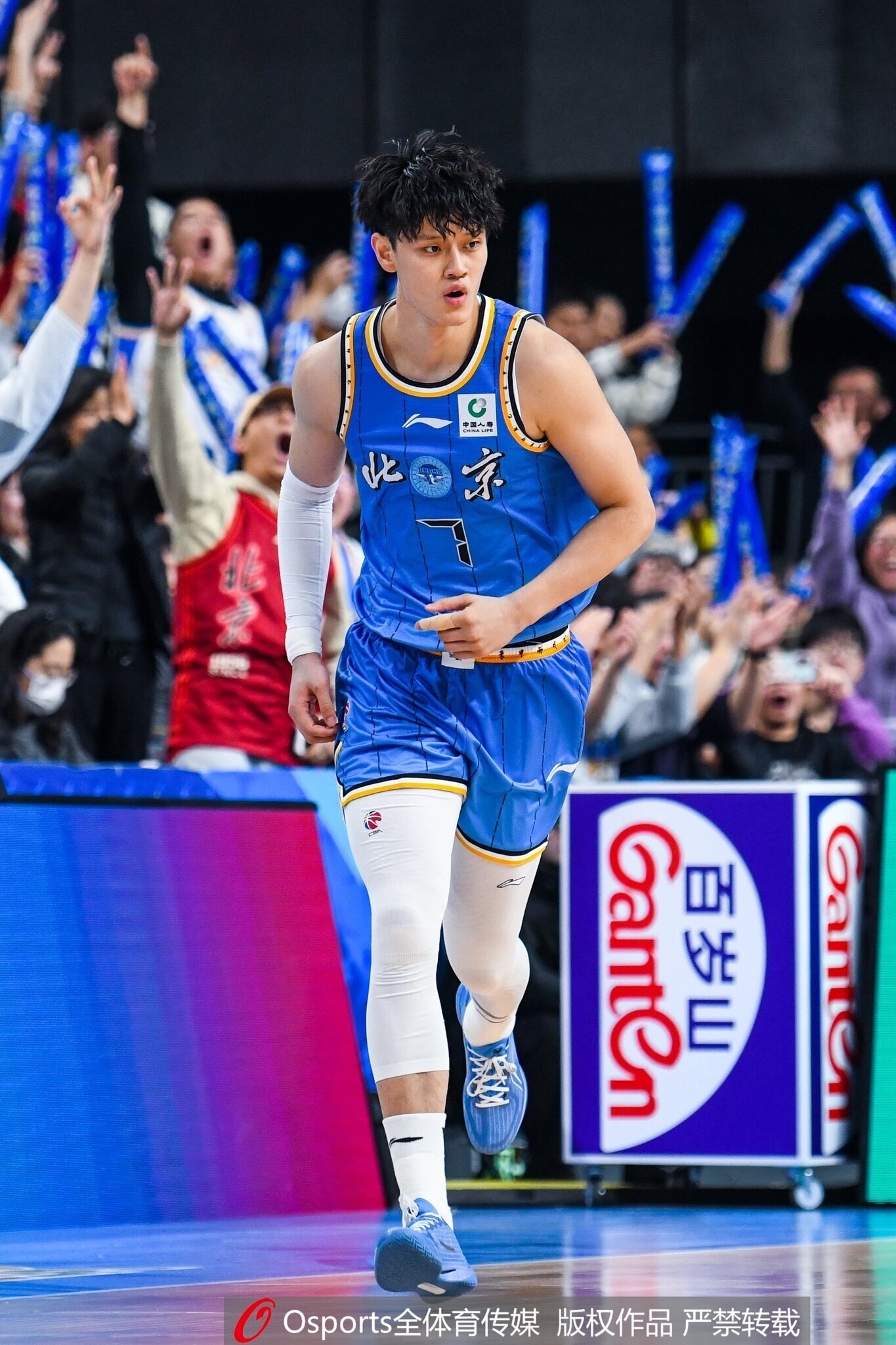 带伤尽力了！曾凡博12中7拿到20分8板2助2断1帽 得分篮板全队最高