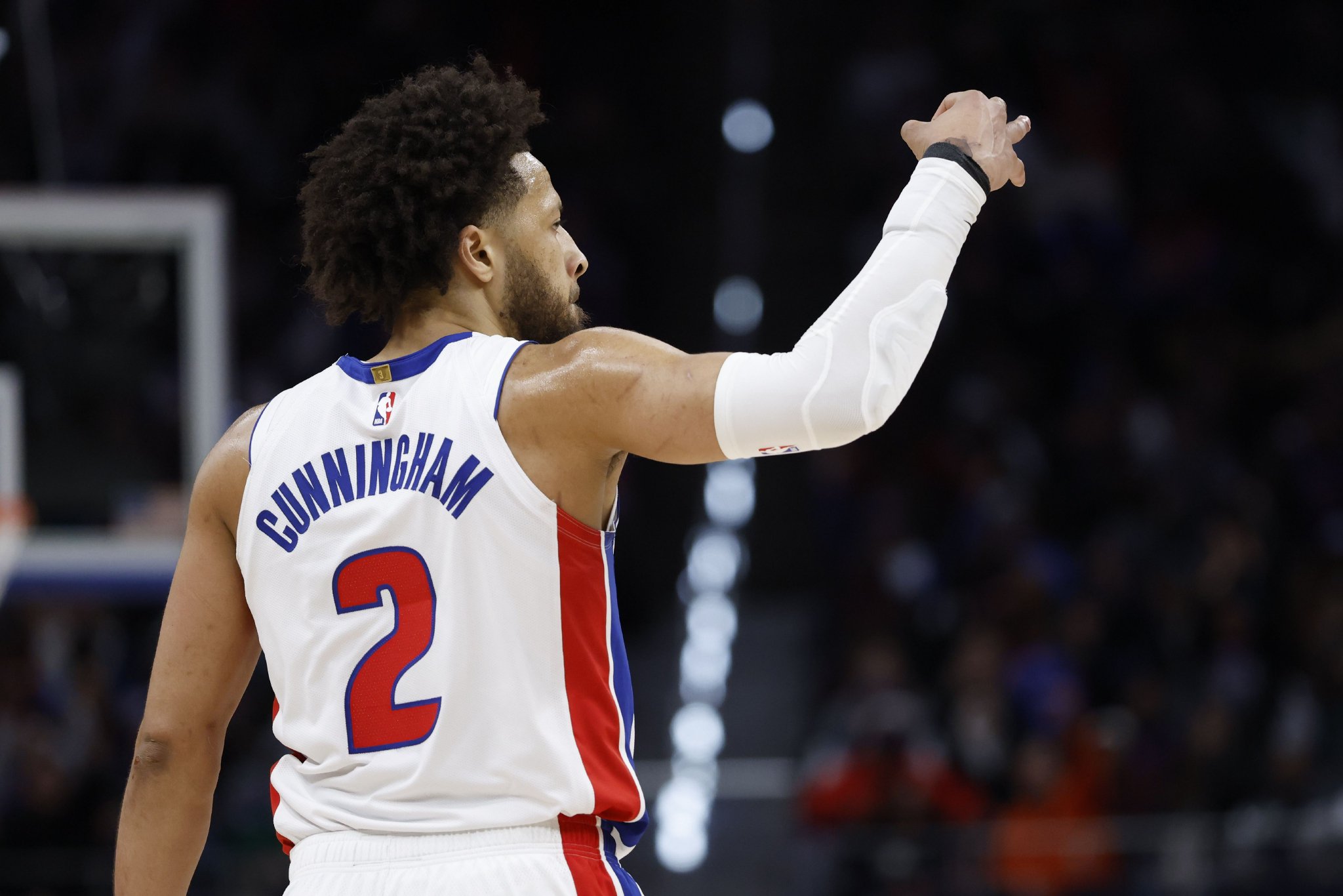 总起伏不定！坎宁安上半场8中3得6分2助1断 还有3失误3犯规