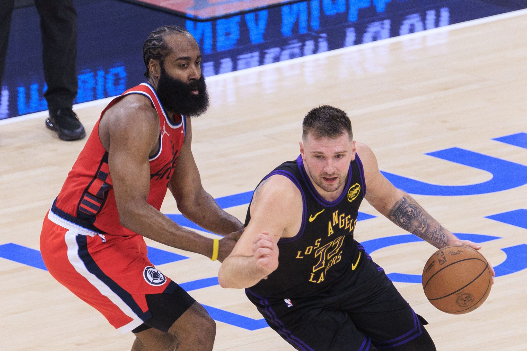 徐静雨：哈登尽显领袖能力 依旧压制东契奇 后者完全就是眼神防守