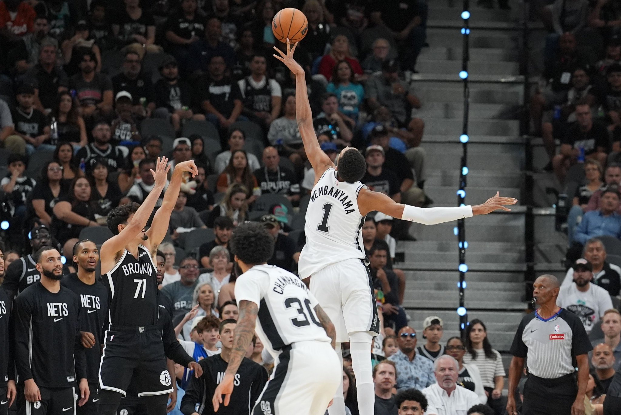 本赛季至今马刺球员正负值榜：尚帕尼+257第1 文班第2 瓦塞尔第3