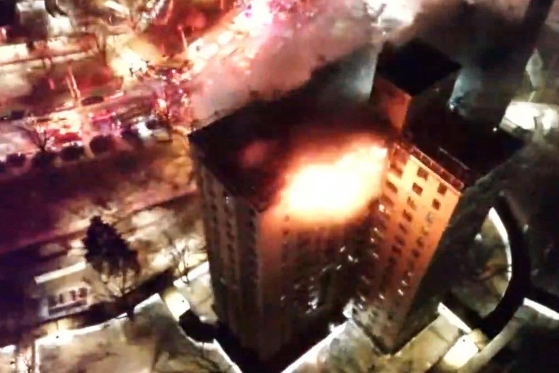 美国纽约一高层公寓顶层发生大火