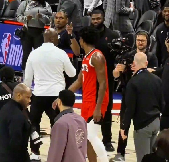 你给我等着阿门奥萨尔两兄弟赛后聊天 聊完还相互指着对方