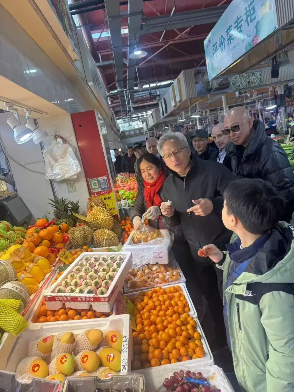 黄仁勋现身上海菜市场 换上中国流行的“司局级夹克”