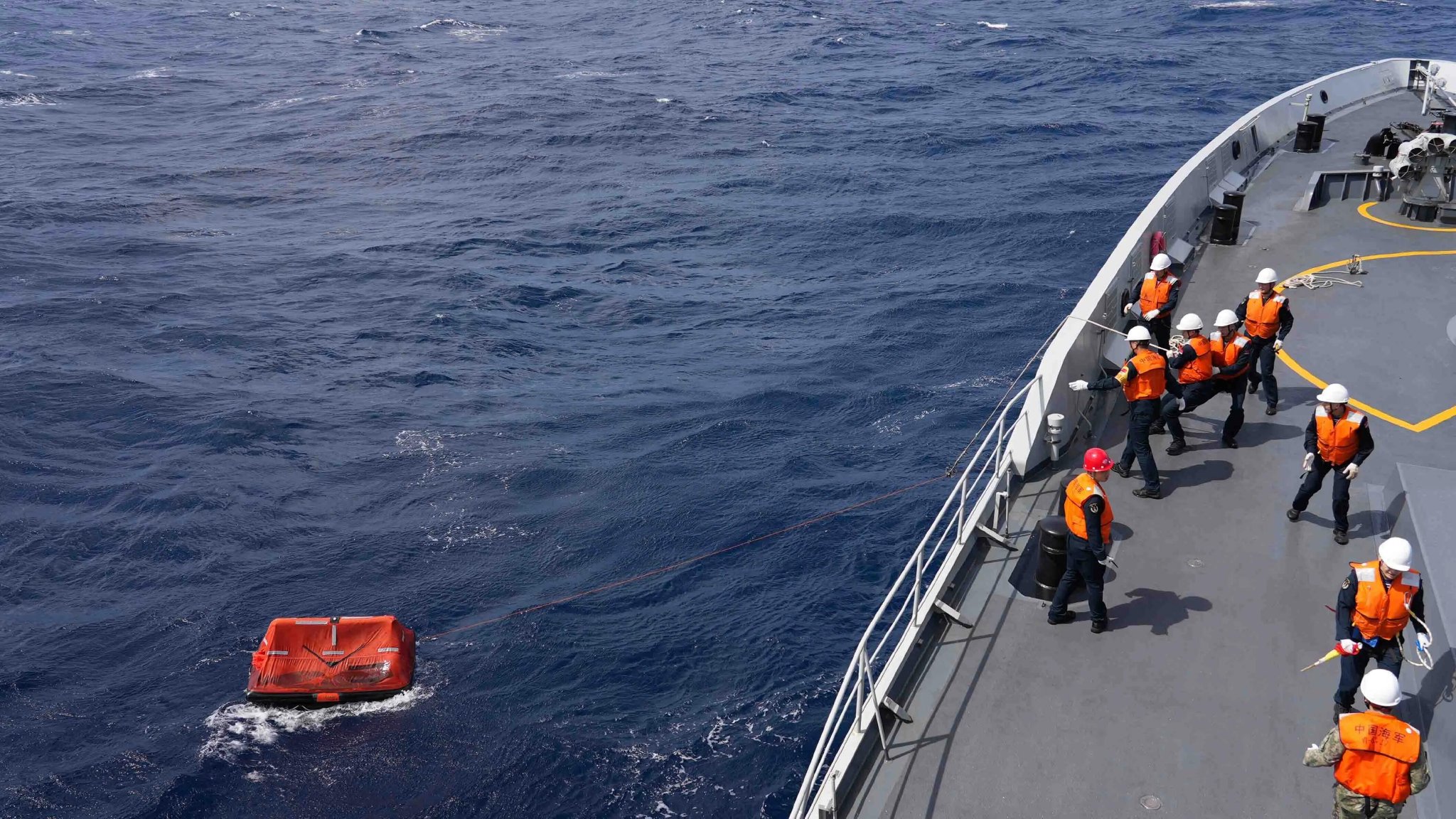 现场画面公开！南部战区海军紧急救援外籍货轮