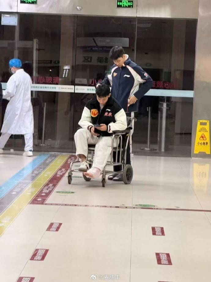 伤病滚粗！媒体人：万幸的是徐杰只是崴脚 但崴得似乎有点厉害