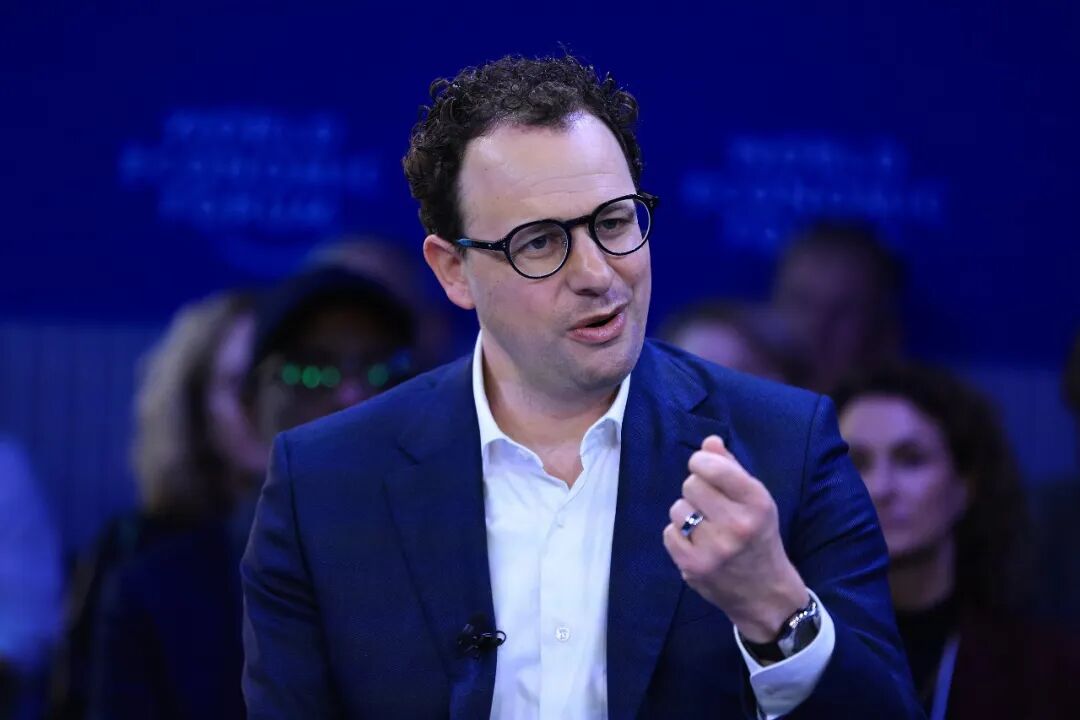 达里奥贡献了今年达沃斯火药味最多的金句｜ 图片来源：视觉中国