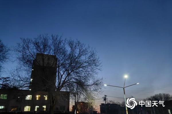 北京今日有零星小雪或小雪 最高气温将降至零下1℃