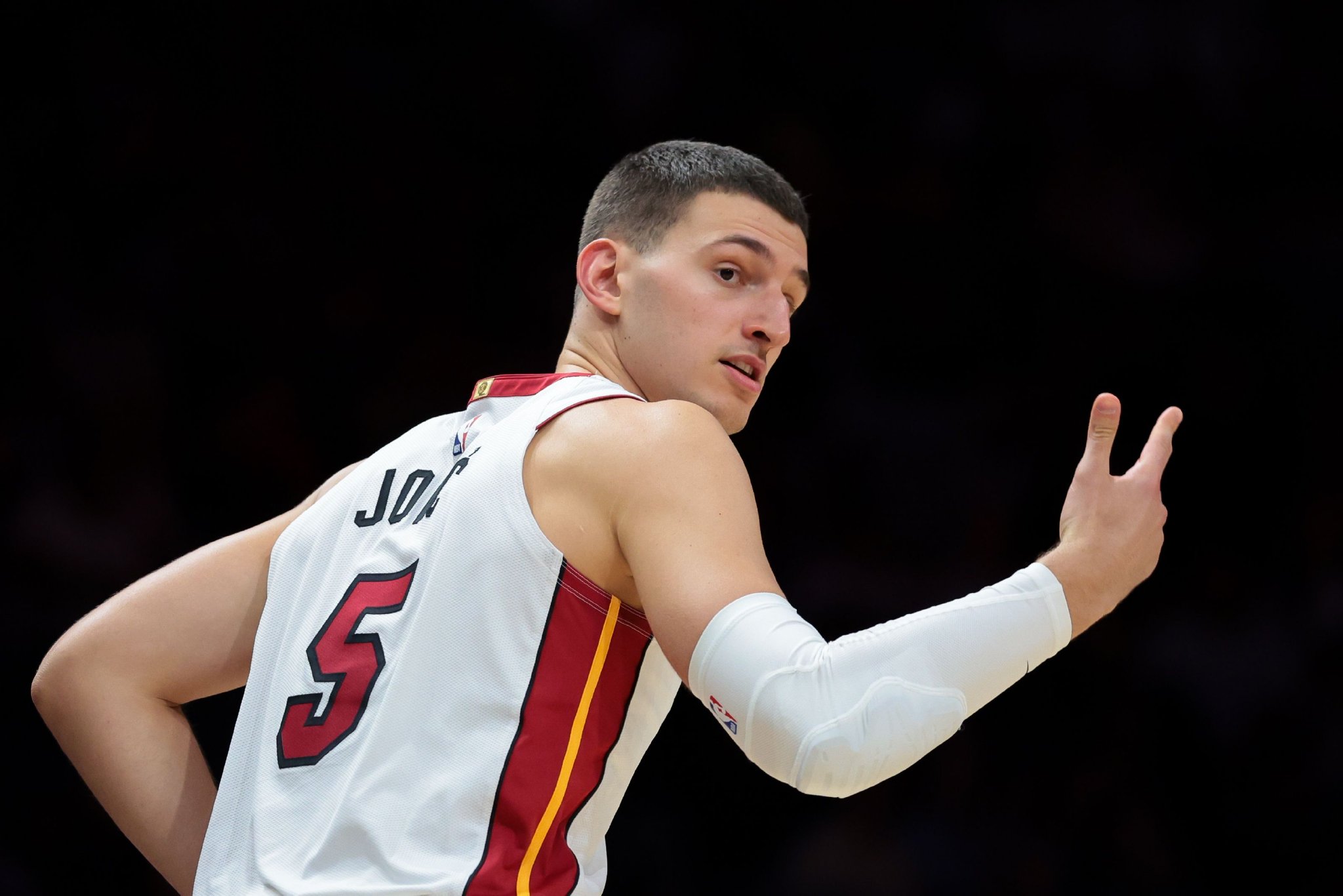 斯波谈约维奇：球员赛季中都会经历不顺这是成长机会 他会没事的