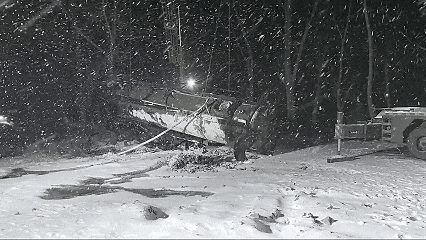 将事故车辆吊起。图源：安徽消防 