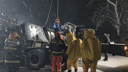 消防员观察现场情况。图源：安徽消防 