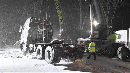 现场协调吊车。图源：安徽消防 