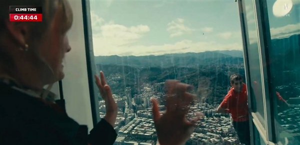 上图：妻子隔着玻璃向丈夫挥手致意；下图：围观群众在楼内以各种角度一顿猛拍。