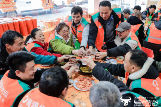 （司机师傅们在暖冬驿站举杯庆新春）