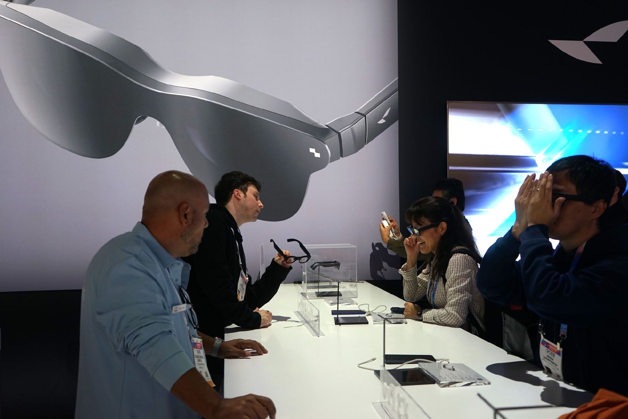 图为2026美国拉斯维加斯消费电子展上，参观者在体验智能眼镜。新华社发（曾慧　摄）