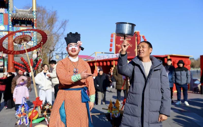 ▲在北京什刹海，演员与游客互动。新京报记者 薛珺 摄