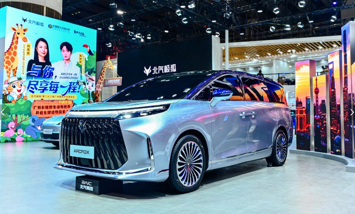 ▲ 北汽极狐 MPV